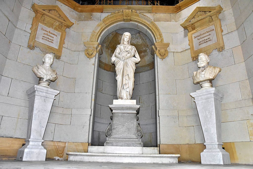 Die Büsten von Christian Friedrich Budenberg und seiner Ehefrau Caroline ruhen auf neuen Säulen. Die Paul Schuster GmbH aus Magdeburg hat diese angefertigt.