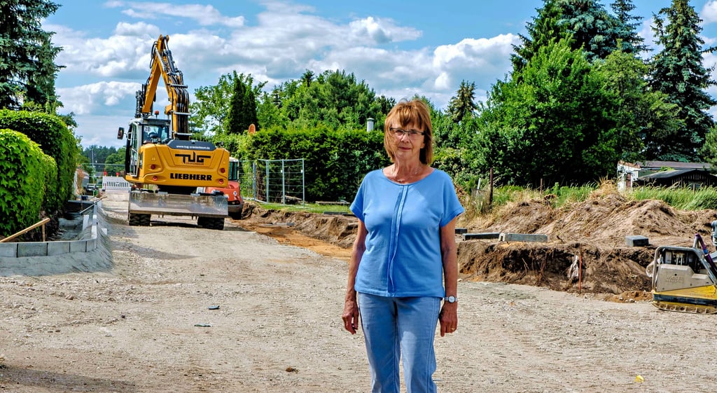 Oranienbaum, Gartenweg, Ecke Kornblumenweg: Bärbel Ernst wohnt dort seit mehr als 30 Jahren. Jetzt wird die Straße erschlossen.