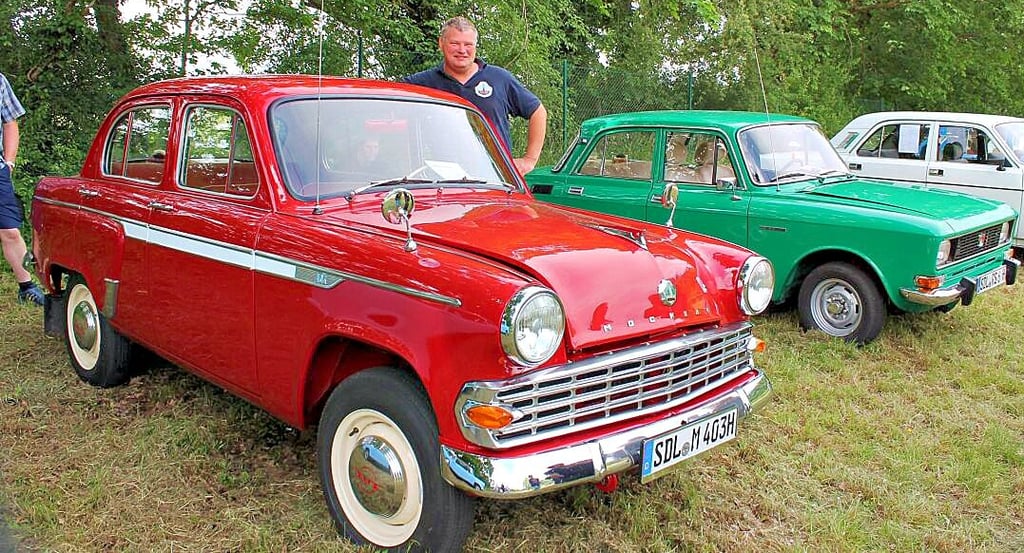Schenks erste Moskwitsch-Oldtimer „403“ (vorn) und „2140“ sind rot und grün lackiert.