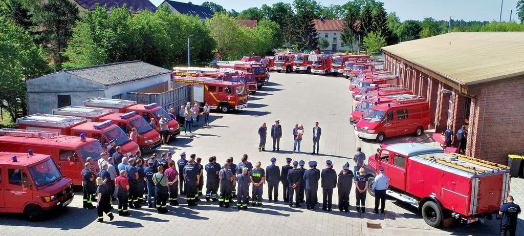 Knapp 30 Einsatzfahrzeuge von den Freiwilligen Feuerwehren der Verbandsgemeinde standen am gestrigen Freitagvormittag vor dem Seehäuser Gerätehaus Spalier, als Martina Freimann im Rahmen eines kleinen Appells in den Ruhestand verabschiedet wurde.