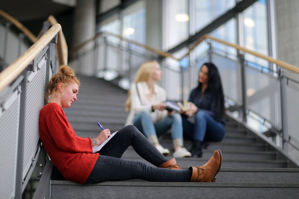 Ein duales Studium ist grundsätzlich an Hochschulen oder Berufsakademien möglich.