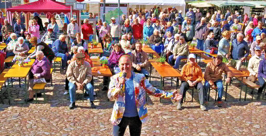 Martin „Zimmi“ Zimmermann auf dem letzten Zerbster Spargelfest 2019. Er wird auch in diesem Jahr wieder mit seinen Schlagern für Stimmung sorgen.