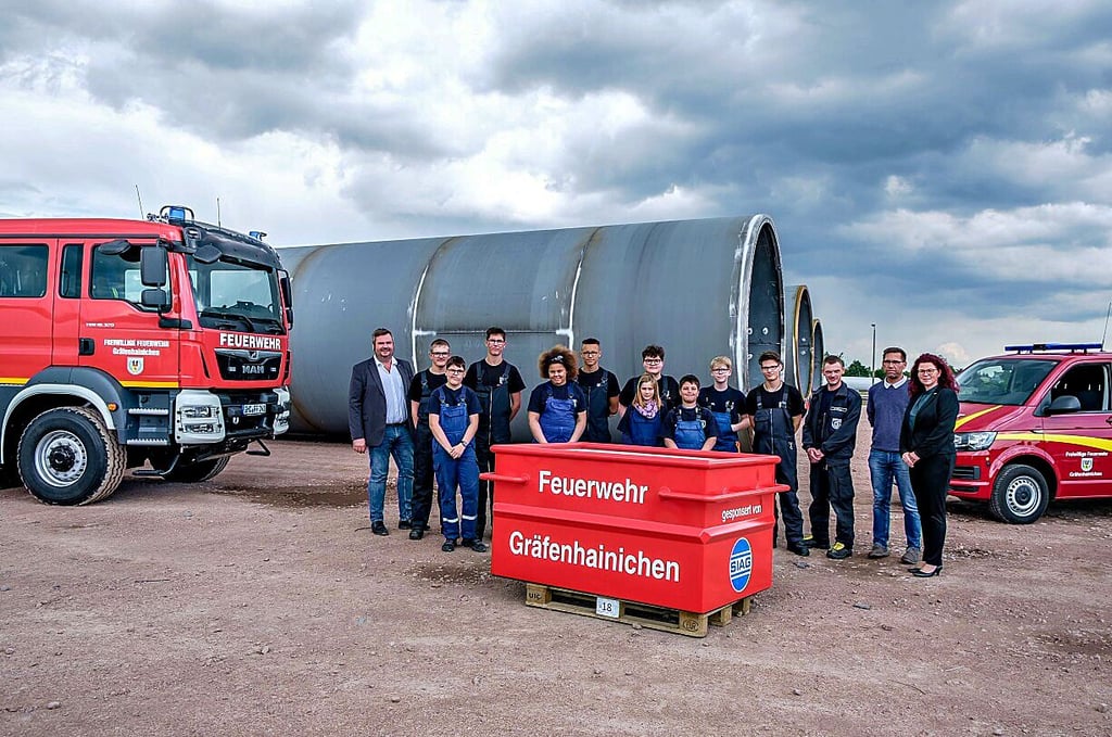 Die Gräfenhainichener SiAG übergab vor den Turmsegmenten der Windräder den Wettkampfbehälter für Jugendfeuerwehr Gräfenhainichen.