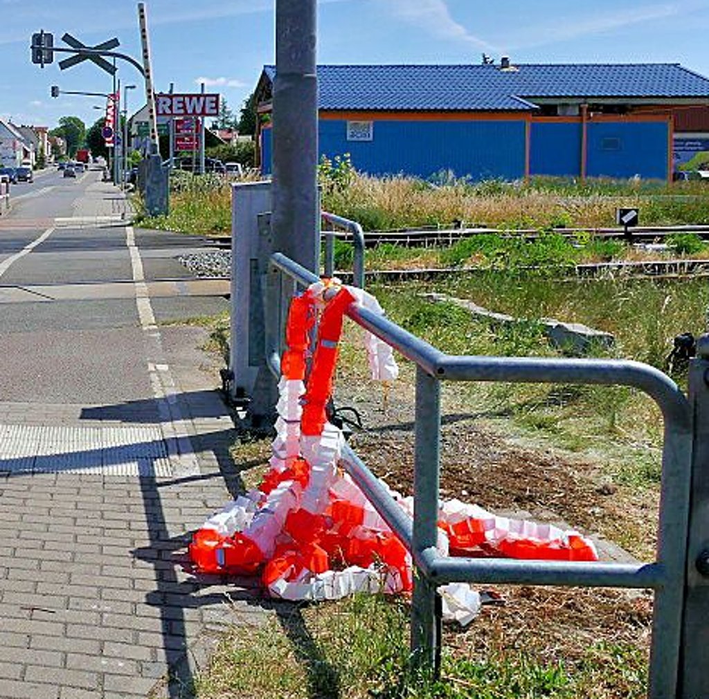 Das Absperrband liegt zusammengeknüllt am Rand. Das Sicherungspersonal möchte sich nicht fotografieren lassen.