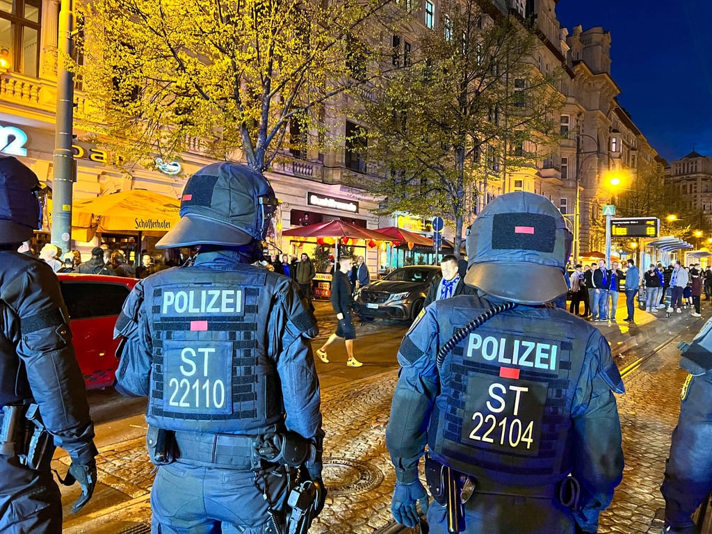 Polizisten im Einsatz in Magdeburg.