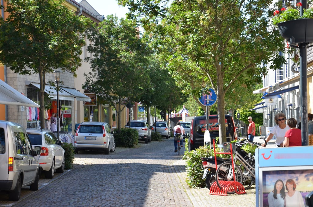 Die Steinstraße in Staßfurt ist die Einkaufsmeile der Salzstadt. Laut Citymanager stehen momentan nur zwei Läden leer und wären sofort vermietbar. Jetzt sollen sich ein weiterer Friseur und ein Spätverkauf ansiedeln. Im Gespräch sind zudem ein Schlüsseldienst, ein Café und ein Pub im vorderen Bereich der Steinstraße - aus Richtung Bode gesehen.