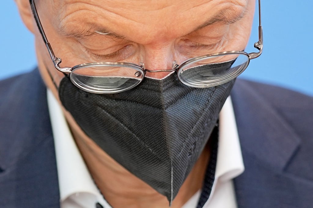 Bundesgesundheitsminister Karl Lauterbach empfiehlt, Masken in Innenräumen zu tragen.