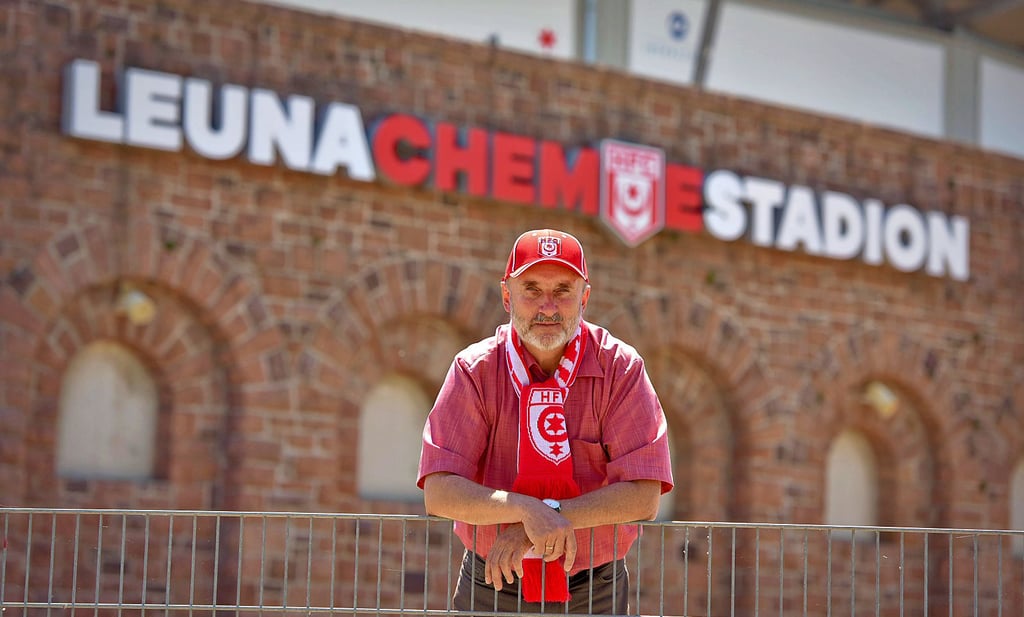 Nie ohne Fan-Schal und Cap: Gästeführer Klaus Hennicke führt Neugierige durch Halles Stadion.