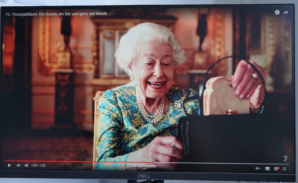 Modell einfach: Die Queen holt in einem von der FAZ auf der Videoplattform Youtube veröffentlichten Clip zum 70. Thronjubiläum ein Sandwich aus ihrer Handtasche. Was Großbritianniens Monarchin wohl noch alles in ihrer Tasche mit sich führt?