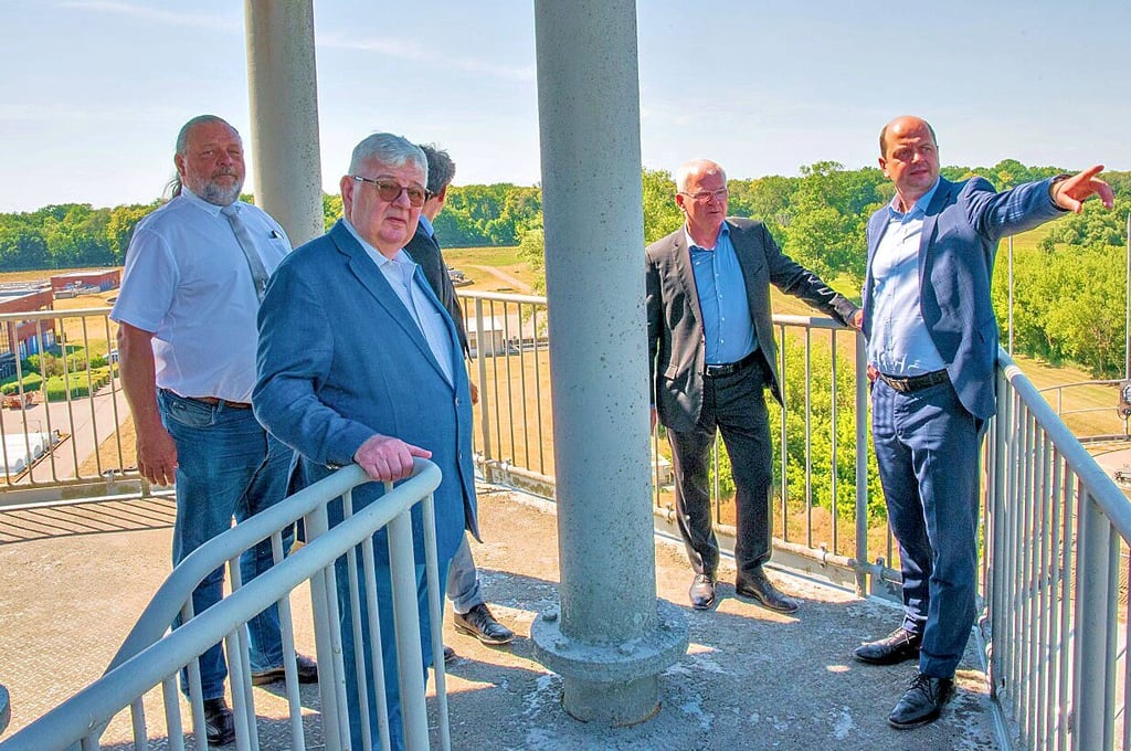 Joschka Fischer hat am Mittwoch die Kläranlage der Dessauer Stadtwerke am Kornhaus besucht.