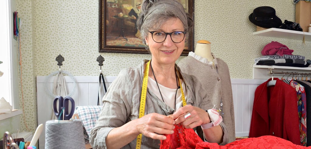 Schneiderin Evelin Krug Salzwedel näht ein Brautkleid für eine Biker-Hochzeit auf Maß. Wenn sie nicht im Kundenauftrag arbeitet, entwirft und näht sie Damenbekleidung aus recycelten Wollstoffen.