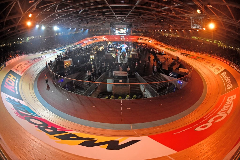Blick auf die Bahn und den Innenraum des Velodroms in Berlin beim Sechstagerennen 2020.