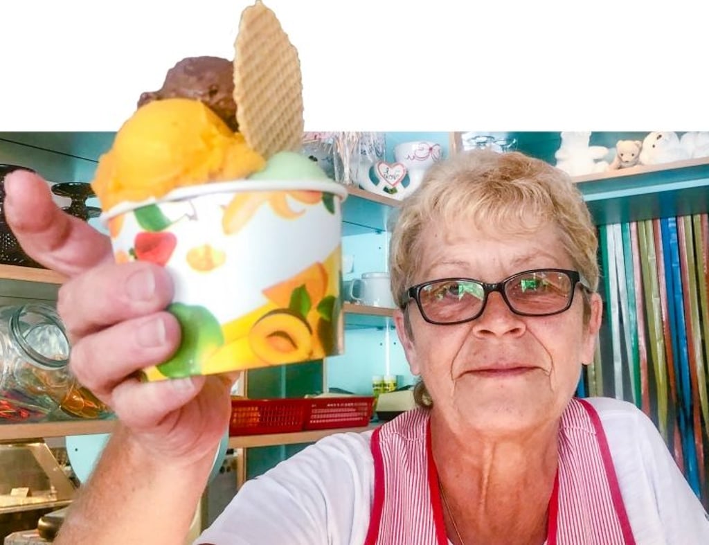 Bärbel Käding bietet in der Eisdiele Millenium am Zeitzer Neumarkt leckere, erfrischende Eissorten an. Im Café ist es auch schön kühl.