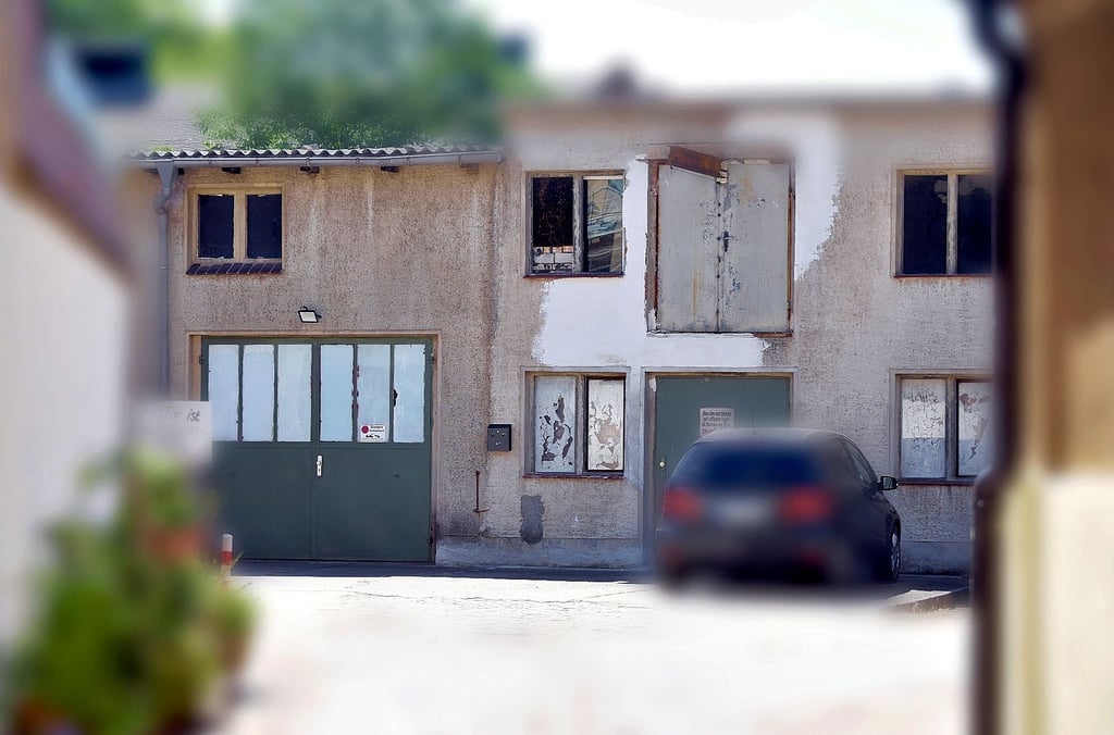 In einer Garage und einem Keller in Gebäuden auf diesem Hof soll die Beute versteckt worden sein.