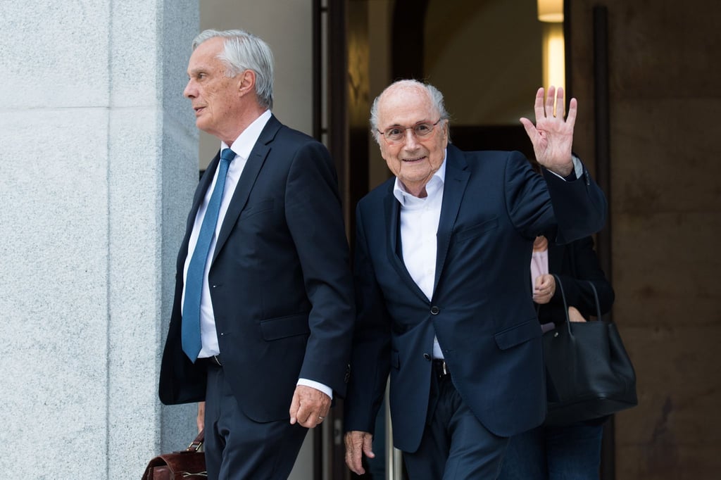 Joseph Blatter (r) und sein Anwalt Lorenz Erni verlassen das Bundesstrafgericht in Bellinzona.