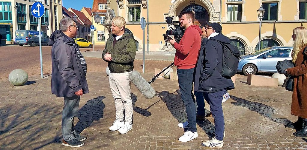 Pfarrer Leischner (links) und Ross Antony (2. v.l.) bereiten mit dem Drehteam die Überraschung vor.