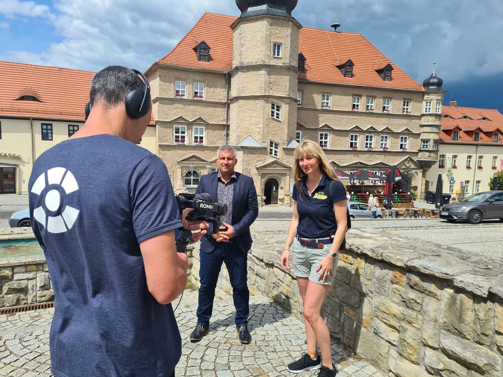 Andreas Marggraf (m.) und Christina Niebler sprechen gerade die Anfangsszene ein.