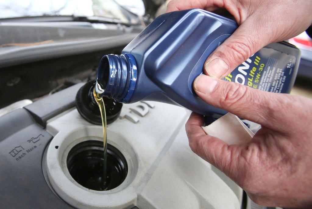 Zu wenig Motoröl? Dann schnell nachfüllen, sonst nimmt der Motor Schaden.