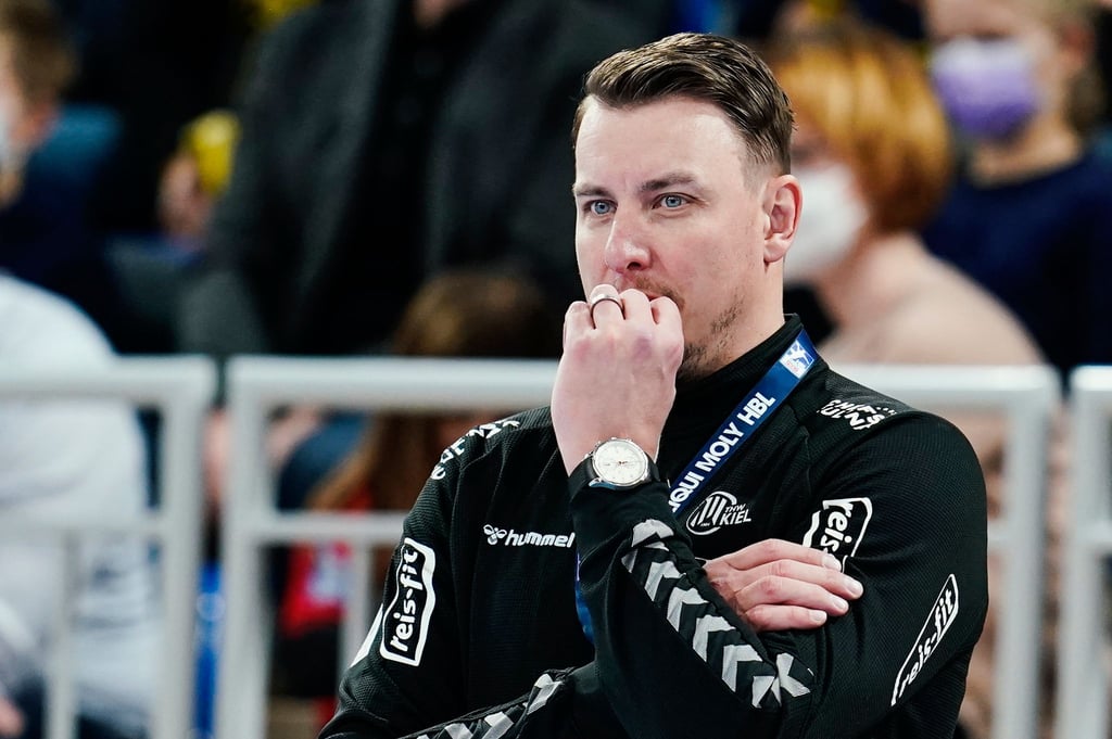 Kiels Trainer Filip Jicha steht während einer Partie neben dem Spielfeld.