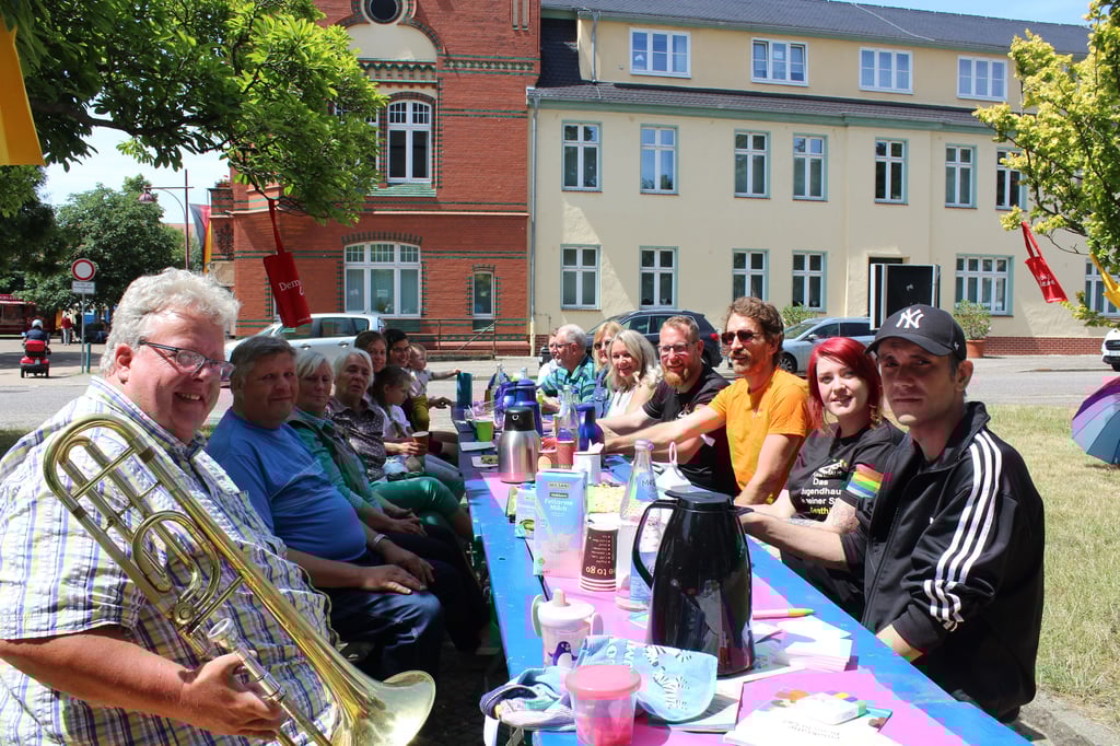 Eine lange Kaffee- und Kuchenrunde gab es am Freitagmittag vor der Genthiner Trinitatiskirche.
