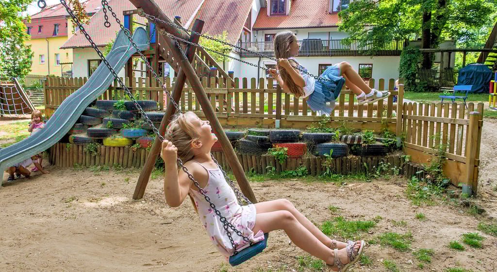 Während sich die Erwachsenen wegen zweier Kitas die Köpfe zerbrechen, dürfen die Kinder hier im „Waldkonzert“ unbeschwert spielen.