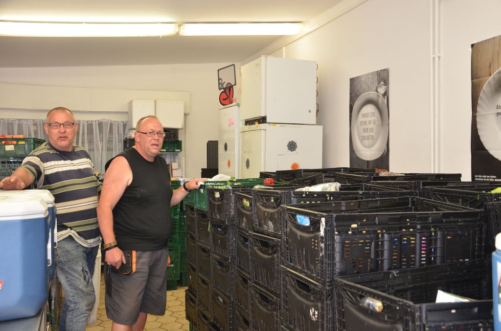 Die Mitarbeiter der Tafel Rainer Lichtenberg und Ingo Bastian im Lager, dass vor ein paar Monaten mit Kisten vollgestellt war. Die Situation hat sich für die Tafel und ihre Nutzer deutlich verschlimmert.