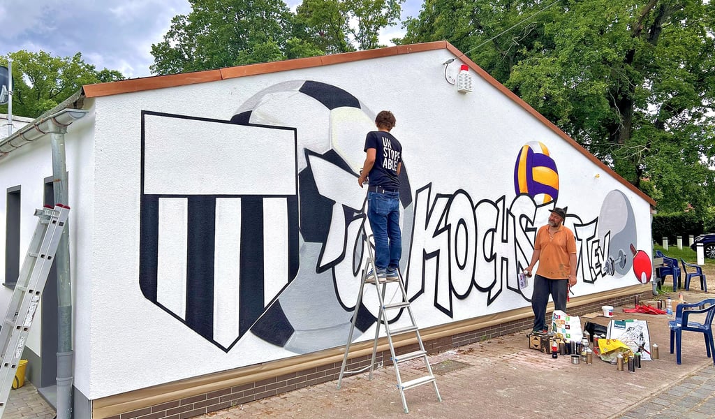 Grafitti-Künstler haben eine Außenwand bei TuS Kochstedt gestaltet- pünktlich zum Fest-Wochenende.