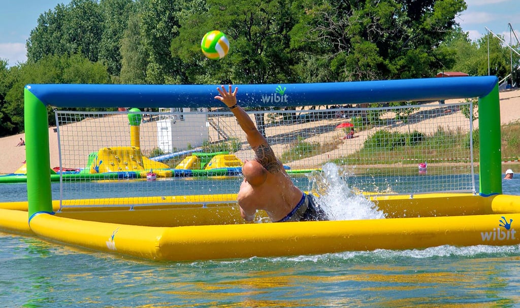 Am Jersleber See gibt es zwei Attraktionen auf dem Wasser. Neben einem Hindernisparcours wurde nun auch ein Volleyballfeld eröffnet.