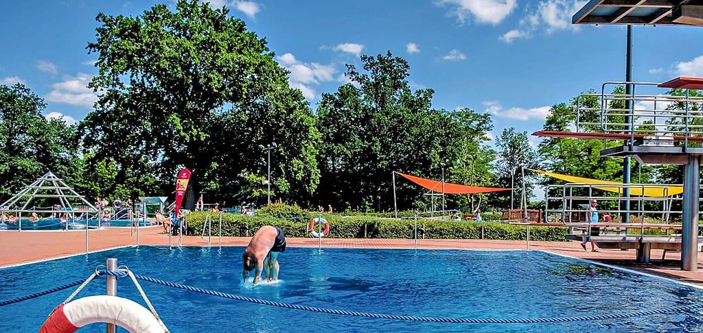 Springen vom Turm im Freibad Wittenberg