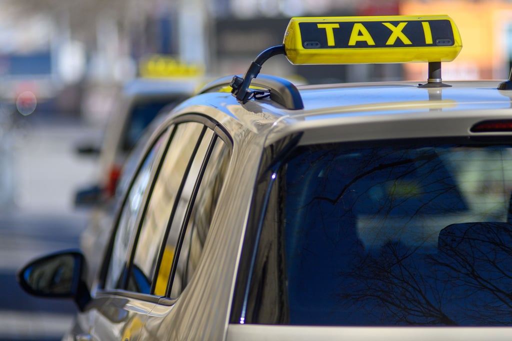 Taxifahrer in Magdeburg beklagen aggressives Verhalten von Fahrgästen und fühlen sich im Stich gelassen.