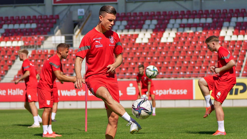 Leon Damer, einer der HFC-Zugänge, macht beim Auftakttraining ein paar Ballübungen.