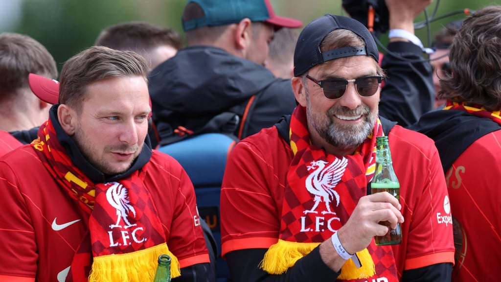 Liverpool-Trainer Jürgen Klopp (r.) gönnt sich ein Bier, am 21. Juli wird es für ihn und sein Team aber in Leipzig ernst.