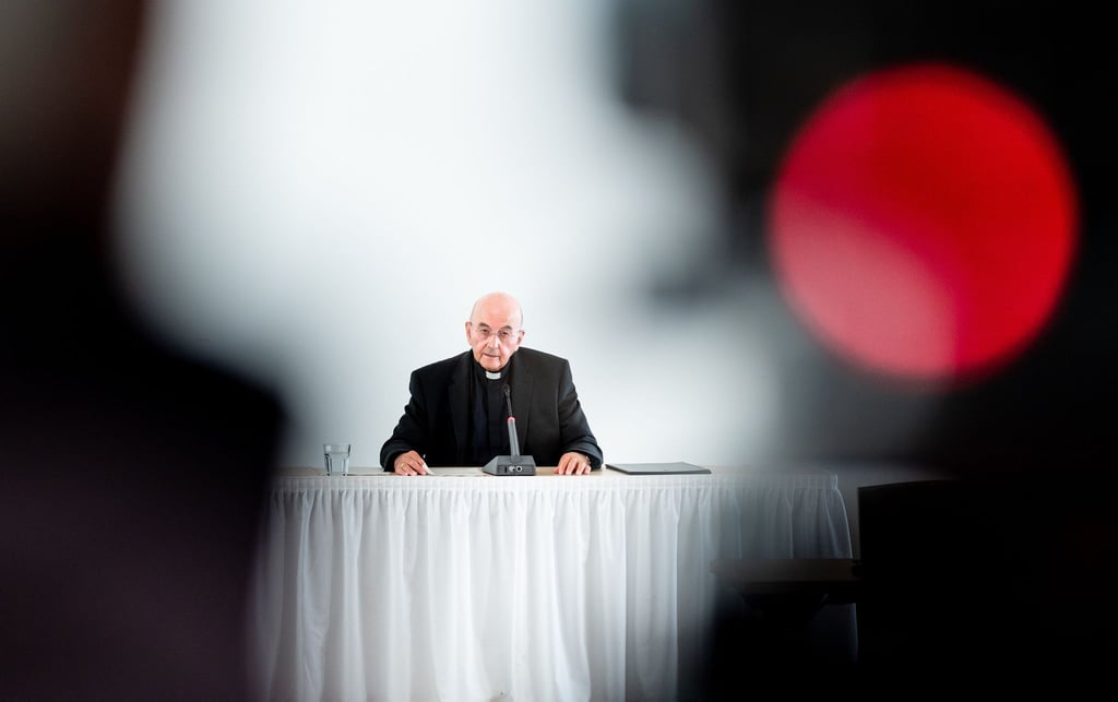 Der Bischof von Münster, Felix Genn, lehnt trotz persönlicher Kritik in einer Studie zu sexuellem Missbrauch in seinem Bistum einen Rücktritt ab.