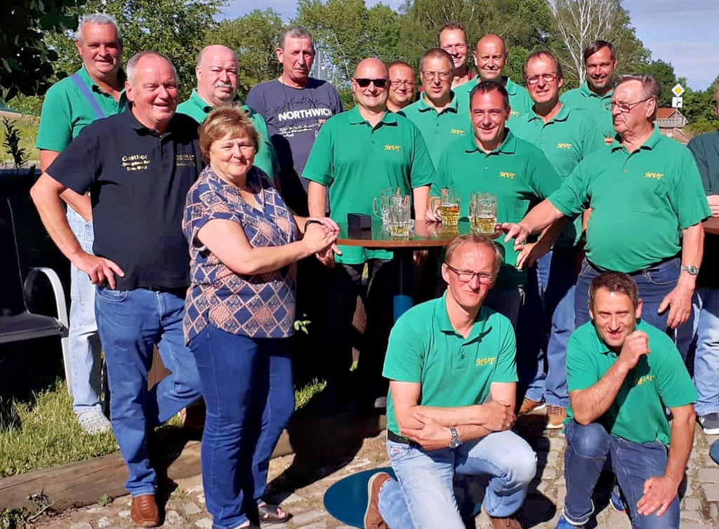 Am letzten Öffnungstag war der Gasthof „Zum grünen Tal“ von vielen Besuchern und langjährigen Stammgästen bevölkert. Harald (vorn links) und Carola Götzl servierten dem Männerverein „Felsenfest“ die letzte Bierrunde.