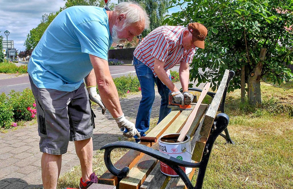 Herrmann Schrieber (l.) und Ortsbürgermeister Manfred Behrens haben am Dienstag die ersten Bänke am Ebendorfer Beet vorbereitet.