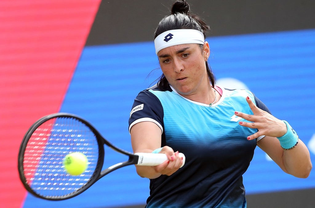 Trifft nun im Halbfinale auf die US-Amerikanerin Coco Gauff: Die Tunesierin Ons Jabeur spielt eine Vorhand.