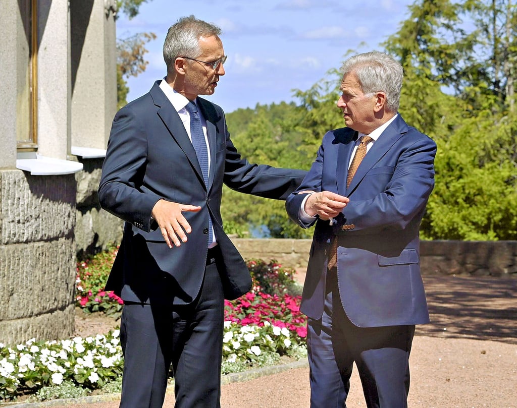 Nato-Generalsekretär Jens Stoltenberg (l.) diskutiert am vergangenen Sonntag während der „Kultaranta-Gespräche“ mit dem finnischen Präsidenten Sauli Väinämö Niinistö in der Sommerresidenz von Finnlands Präsidenten in Naantali.