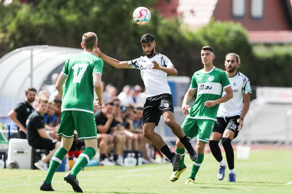 Traf zweimal im ersten Durchgang: Mohammed El Hankouri, hier beim Kopfball zu sehen, hatte beim Testspielaufktakt in Ilsenburg mit dem 1. FC Magdeburg keine große Mühe.