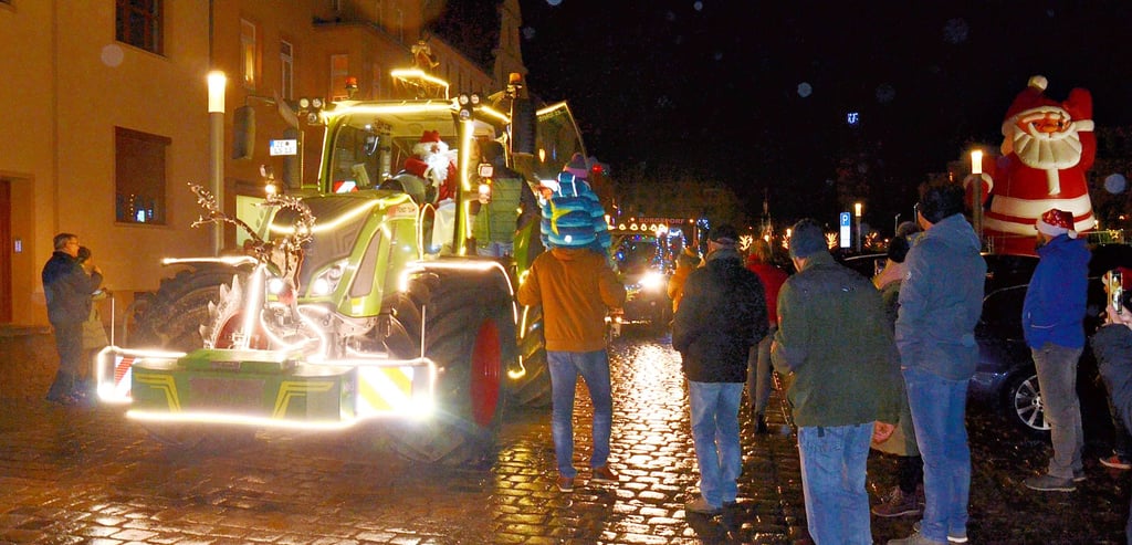 Die dritte Ausfahrt des schon legendären Weihnachts-Traktors soll am dritten Advent (11. Dezember) auf dem Weihnachtsmarkt enden.