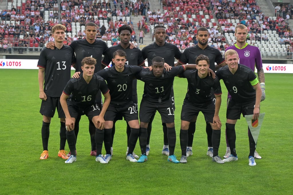 Die deutschen U21-Spieler stehen vor dem Spiel für ein Mannschaftsfoto auf dem Spielfeld.