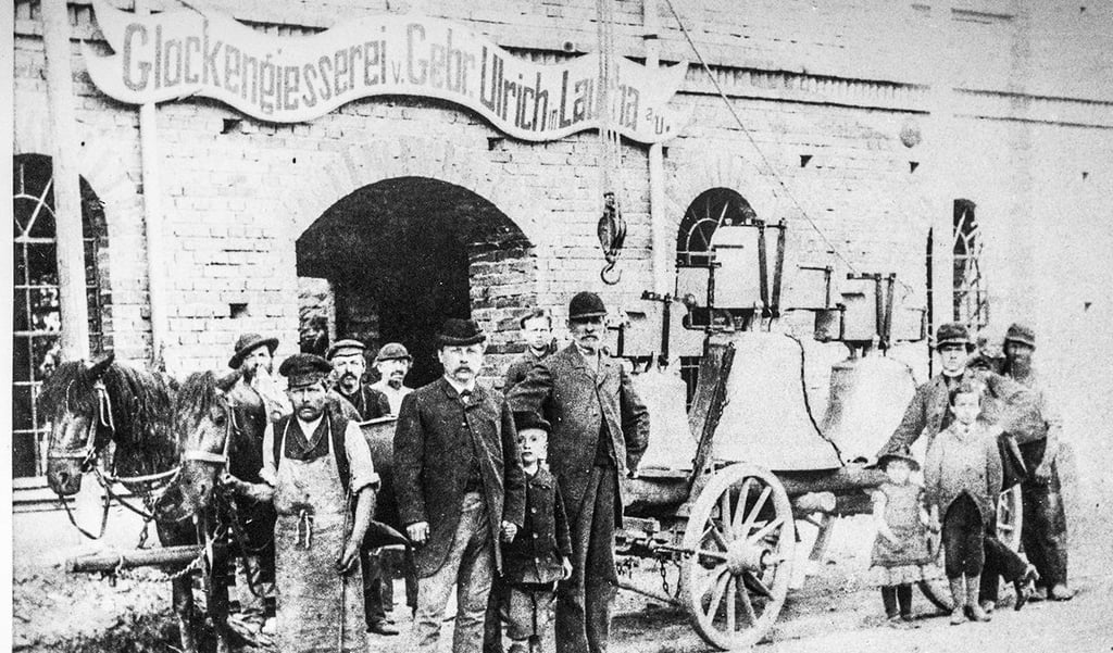 Historische Aufnahme, die Emil Ulrich und dessen Onkel Franz samt Familie und Mitarbeiter vor der Werkstatt zeigt.