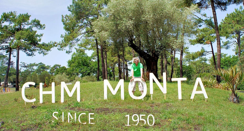 Der Eingang zum Campingplatz CHM-Monta. Wer hier ankommt, vermutet erstmal nicht, welches Areal sich hinter den Schranken verbirgt.