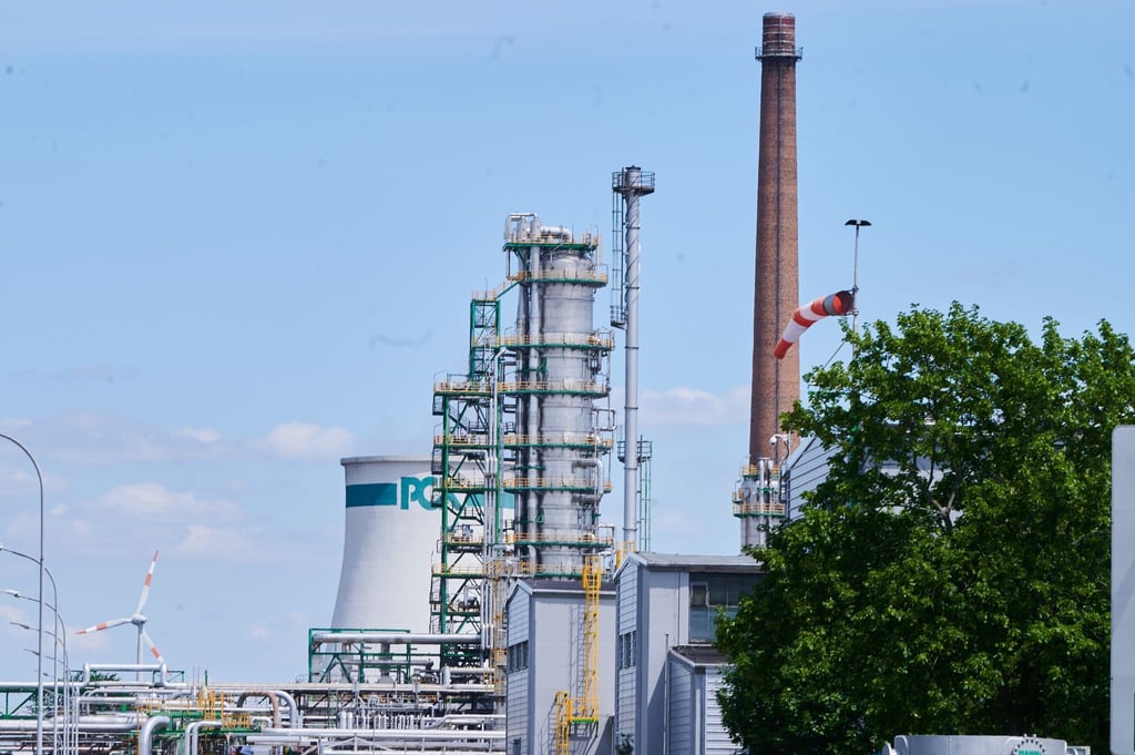 Die Bundesregierung gibt der PCK-Raffinerie im brandenburgischen Schwedt eine Produktionsgarantie für die nächsten Jahre.