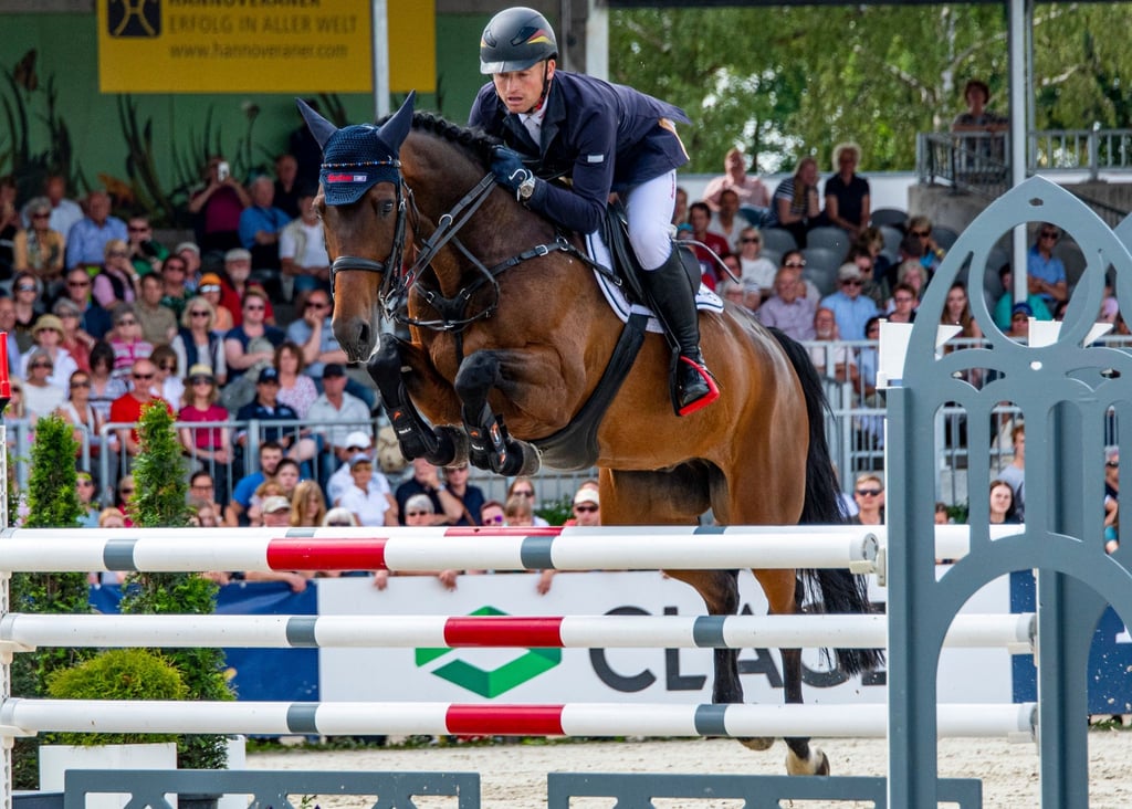 Dreifach-Olympiasieger Michael Jung springt mit seinem Pferd „Highlighter“ über ein Hindernis.