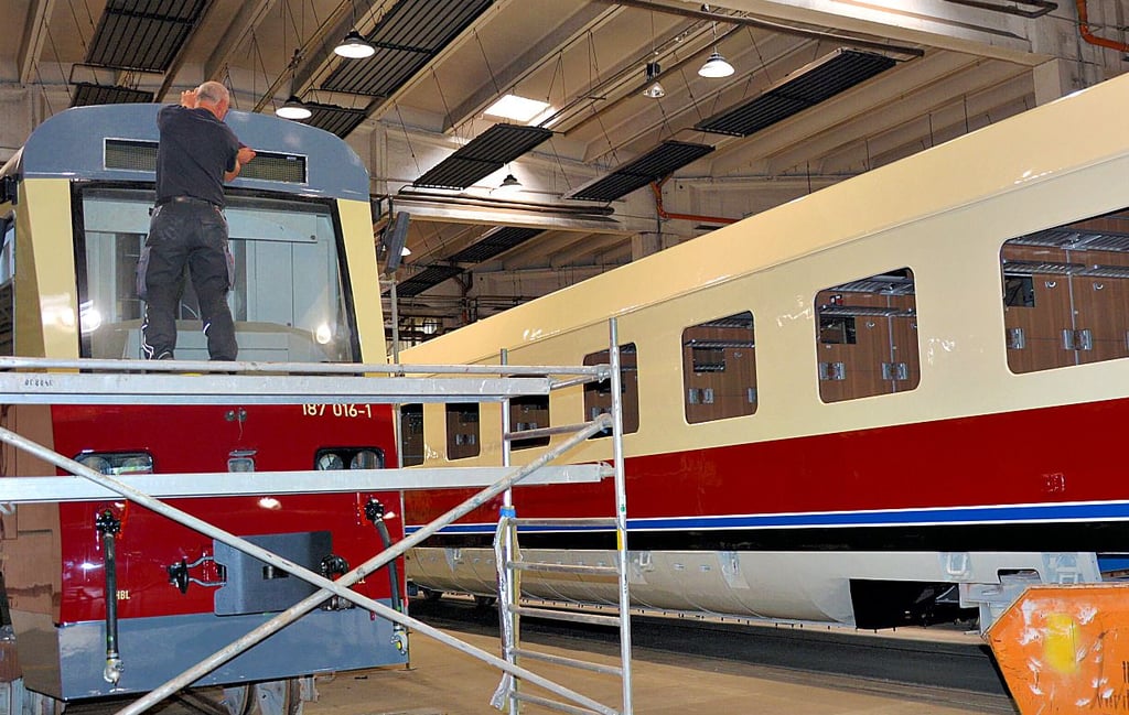 Zwei besondere Waggons: rechts der frischlackierte Mittelwagen des VT Görlitz , links ein Triebwagen der HSB. Die Neubautriebwagen in der HSB-Flotte waren 1999 in Halberstadt gefertigt worden.