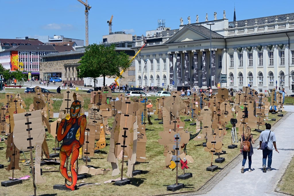 Pappfiguren des indonesischen Kollektivs „Taring Padi“ stehen auf dem Friedrichsplatz. Die Kunstausstellung documenta fifteen ist zunächst für Fachbesucher geöffnet.