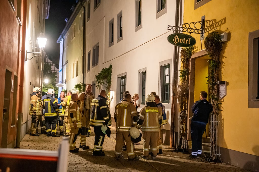 Zahlreiche Einsatzkräfte waren vor Ort. Die Hotelgäste mussten in ein anderes Hotel gebracht werden.