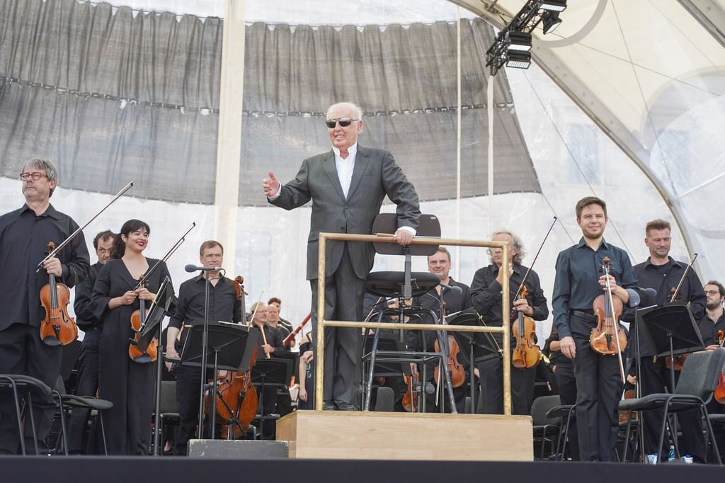 Daniel Barenboim, Generalmusikdirektor der Staatsoper, begrüßt die Zuschauer auf dem Bebelplatz.