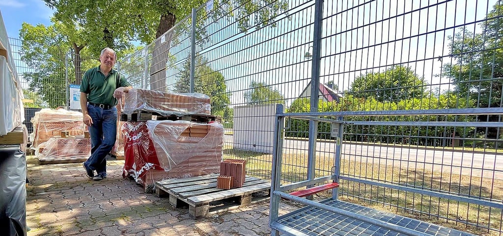 Arno Kesemeyer vom Raiffeisen-Baumarkt Tangerhütte: Viele Baustoffe sind derzeit vergriffen.