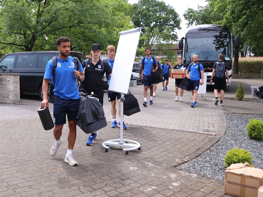 Mit Sack und Pack in die Mission Saisonvorbereitung 2. Liga: Linksverteidiger Leon Bell Bell (l.) hatte wie seine Mitspieler viel zu schleppen, bevor die Hotelzimmer in Wesendorf bezogen wurden. Dort bleibt der 1. FC Magdeburg bis zum Sonnabend.